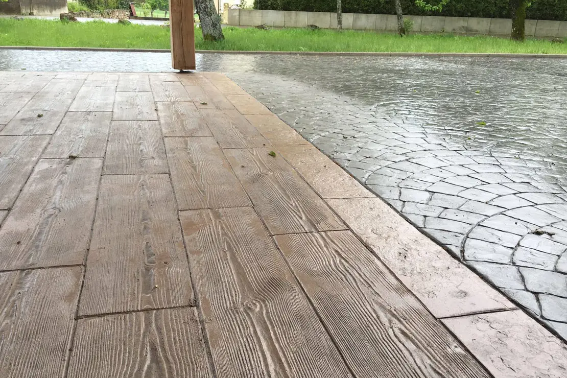 Imitación de madera en hormigón impreso en el patio trasero de una vivienda. Imitación de madera en hormigón impreso en el patio trasero de una vivienda.